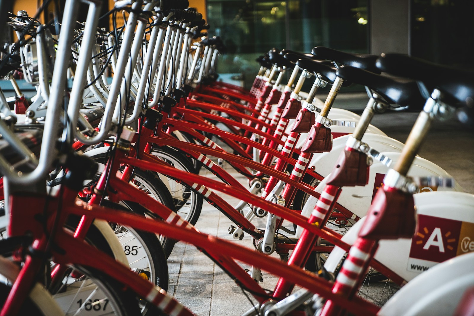 a row of bicycles parked next to each other